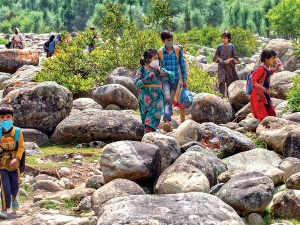 घाटी के जिन इलाकों में नेटवर्क नहीं, वहां खुले मैदानों में स्कूल फिर शुरू