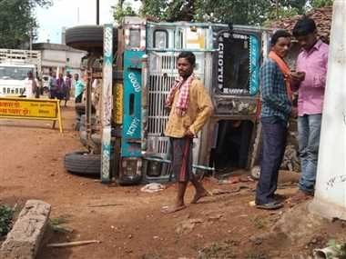 मंदिर को तोड़कर घर में घुसा ट्रक, बाल-बाल बचे लोग
