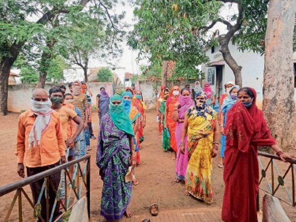 पुरुषों के मुकाबले महिलाएं आगे, जिले में 5.17 लाख से अधिक ने लगवाई वैक्सीन