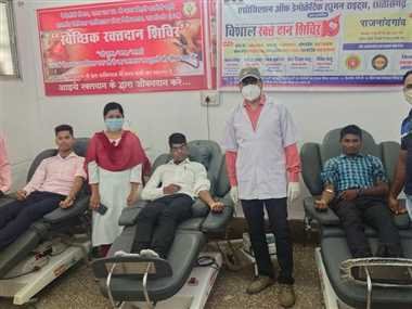 कविता पाठ कर लोगों को दिया रक्तदान का संदेश