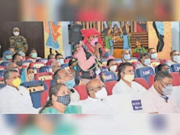 पहाड़ों को काटकर बनी सड़क से जीवन में आएगा नया मोड़