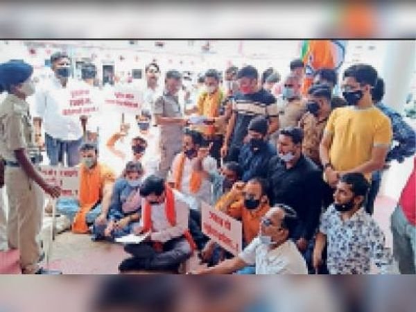 भाजयुमो ने घेरा रोजगार दफ्तर कहा- कांग्रेस सरकार ने बेरोजगारों के साथ वादाखिलाफी की