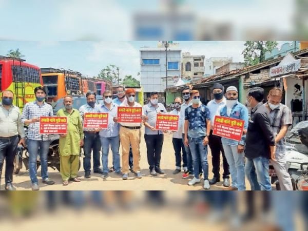 यात्री किराया नहीं बढ़ाया गया तो खारून नदी में जल समाधि लेंगे बस संचालक