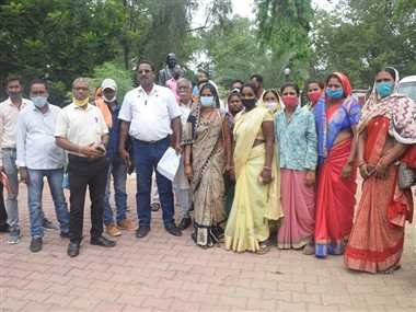 मांगों को लेकर कलेक्टोरेट पहुंचे 40 गांवों के सरपंच