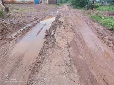 तीन करोड़ की सड़क एक साल भी नहीं टिक पाई