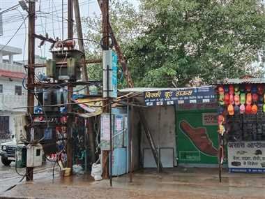 सड़क से सटकर लगे ट्रांसफार्मरों से बढ़ा खतरा