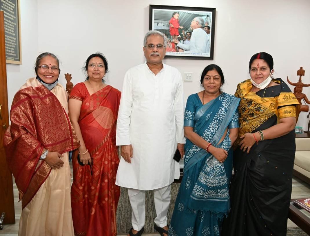 मुख्यमंत्री श्री भूपेश बघेल से राज्य महिला आयोग के नवनियुक्त सदस्यों ने की सौजन्य मुलाकात