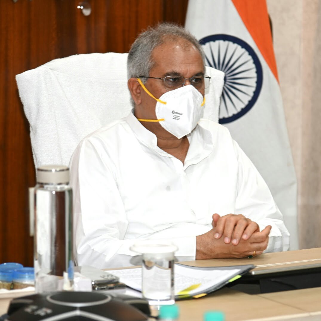 मुख्यमंत्री श्री भूपेश बघेल आज यहां अपने निवास कार्यालय में मनरेगा, नरवा विकास, गोठान व ग्रामीण भूमिहीन मजदूर न्याय योजना की वरिष्ठ अधिकारियों के साथ समीक्षा कर रहे है…
