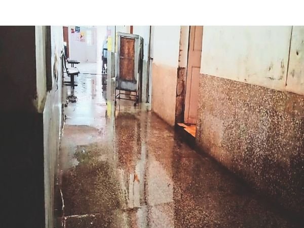बारिश के बाद हॉस्पिटल बिल्डिंग की छत से टपक रहा पानी, नई बिल्डिंग की जरूरत