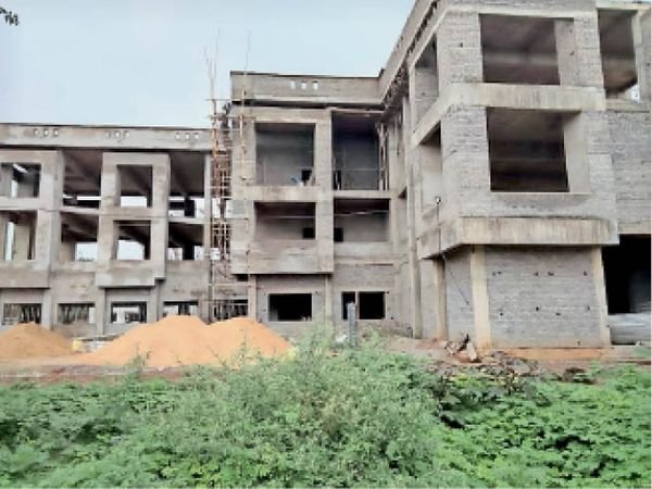 शहर में जल्द काम शुरू नहीं करने पर ठेका निरस्त करने की चेतावनी