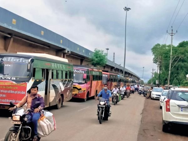 बसों की निकाली बारात, अब रायपुर में 12 को महाधरना