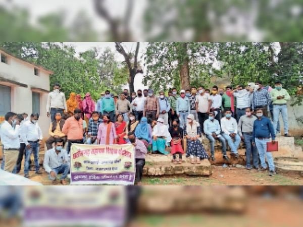 छग सहायक शिक्षक फेडरेशन के पदाधिकारियों ने बीईओ कार्यालय का घेराव कर किया प्रदर्शन, दोहराई मांग