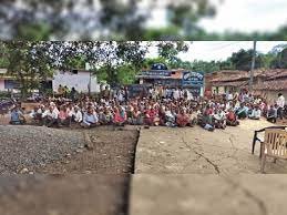 आठ गांव के 500 से अधिक किसानों ने घेर ली सोसाइटी, बोले- पूरी रात डटे रहेंगे