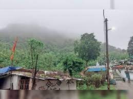 रिमझिम बारिश के बीच मां बम्लेश्वरी पहाड़ी में छाया घना कोहरा, 24 घंटे में 16 मिमी बरसे बादल