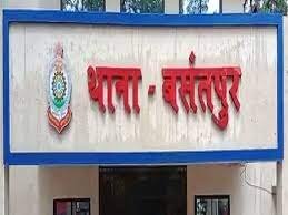 मौत के डेढ़ माह बाद पिता की शिकायत पर दर्ज हुई FIR गांव के युवकों पर शारीरिक संबंध के लिए दबाव बनाने का आरोप