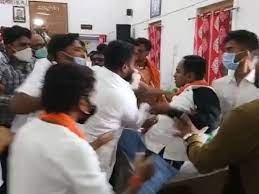 भाजपा-कांग्रेस पार्षदों में धक्का-मुक्की, एक दूसरे को टेबल पर गिराया; हंगामे-नारेबाजी के बाद मेयर ने पेश किया 45.26 लाख रु. के घाटे का बजट