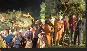 बच्ची को बचाने के दौरान कुएं में गिरे 30 से ज्यादा लोग, चार की मौत