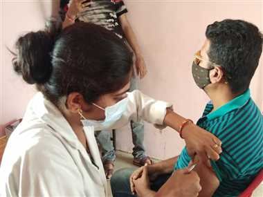 तीन दिनों बाद वैक्सीन मिला फिर शुरू हुआ टीकाकरण