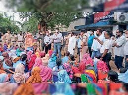 प्रदर्शन में साथ दे रहे नेता को उठाया तो कोतवाली घेरा, सीएसपी-आयुक्त ने मांगें मानी तब हटे पीछे