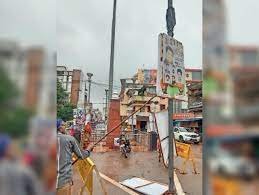 बिना अनुमति के लगे 50 होर्डिंग-पोस्टर को हटाया, आयुक्त डॉ. चतुर्वेदी ने कहा- जारी रहेगा अभियान