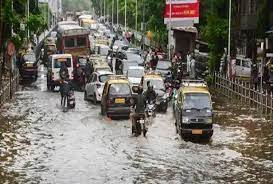 मुंबई में रुक-रुक कर हुई भारी बारिश, लोकल ट्रेन सेवा पर लगा ब्रेक, रेड अलर्ट जारी