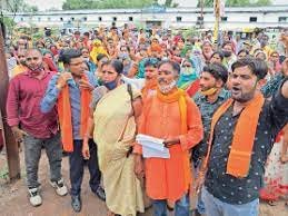 संतोषीनगर के रहवासियों ने पट्‌टे की मांग को लेकर निगम दफ्तर को घेरा