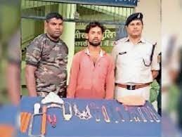 दर्शनार्थी बनकर पहुंचा मंदिर, पुजारी के हटते ही प्रतिमा से आभूषण लेकर भागा