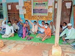 नियमितीकरण की मांग को लेकर समिति प्रबंधक और कर्मचारी बेमियादी हड़ताल पर चले गए हैं