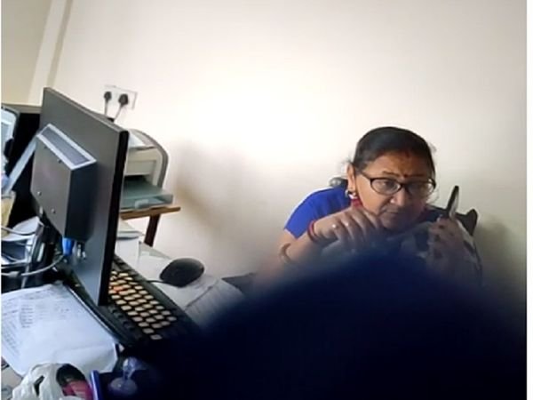 खनिज विभाग के 3 कर्मचारियों को कलेक्टर ने किया निलंबित, गाड़ी छोड़ने के बदले रिश्वत