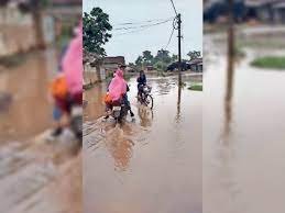 दो दिन तक लगातार बारिश होने से गड्ढों का पानी ग्रामीणों के घरों में भर रहा, बढ़ी परेशानी