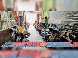 बारिश के बाद भी टीका लगवाने पहुंचे सर्वर डाउन होने से करना पड़ा इंतजार