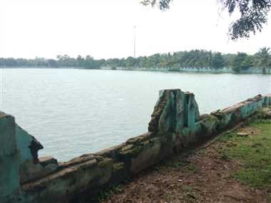 सुंदरता पर चोरों की नजर, रातों-रात रेलिंग के लोहे पार