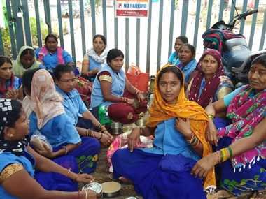 स्वच्छता दीदीओं ने एसएलआरएम सेंटर के बाहर किया भोजन