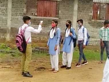 कोरोना महामारी के खौफ के बीच खुले स्कूलों के पट