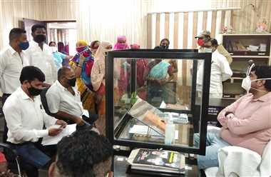 गोबर की गंदगी से लोग परेशान