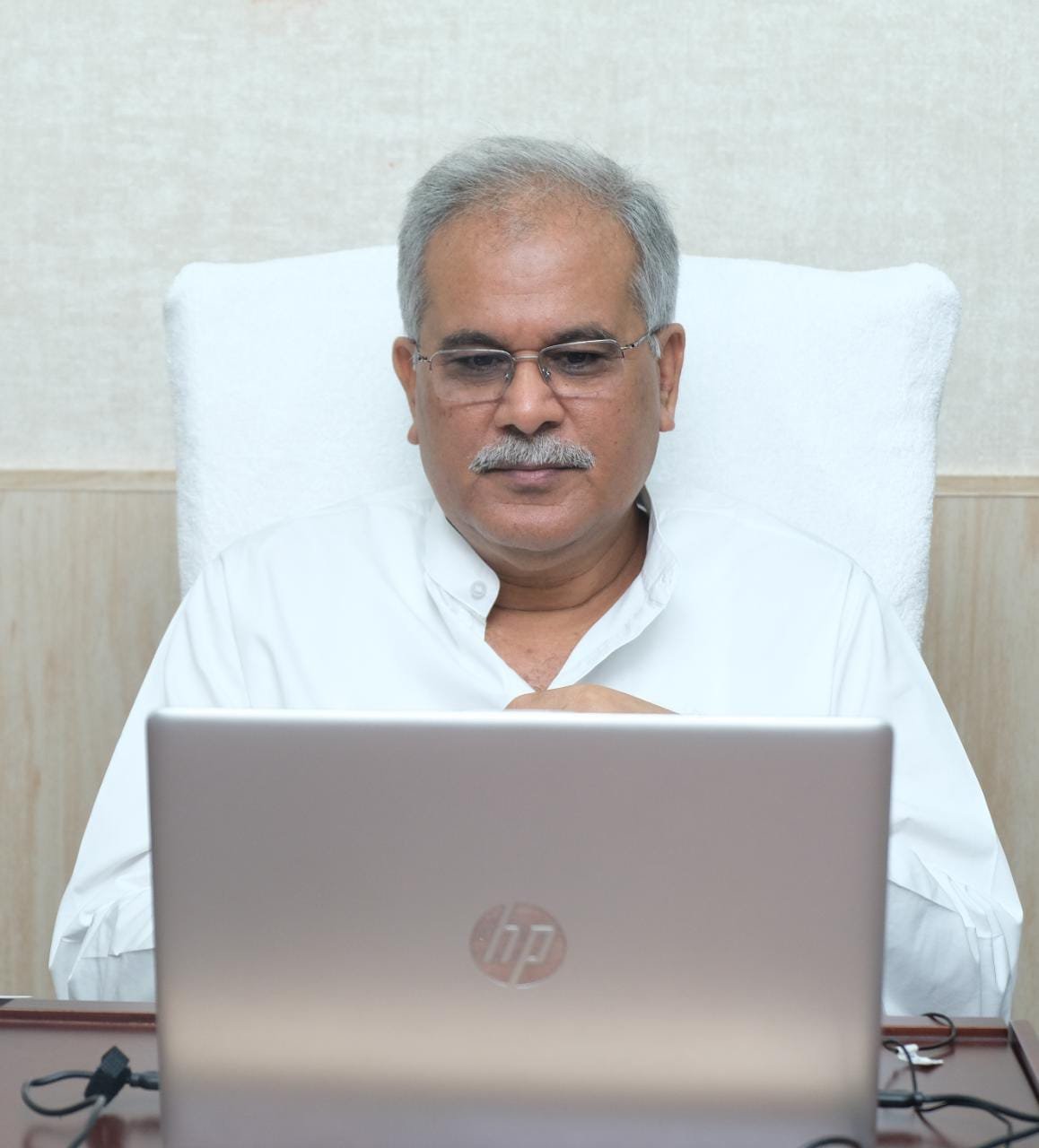 मुख्यमंत्री श्री भूपेश बघेल ने राष्ट्रीय हथकरघा दिवस के अवसर पर आज यहां अपने निवास कार्यालय में आयोजित वर्चुअल कार्यक्रम में बुनकर परिवारों के विद्यार्थी को छात्र प्रोत्साहन पुरस्कार प्रदान किए….