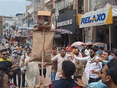 युवा कांग्रेस ने फूंका प्रधानमंत्री मोदी का पुतला