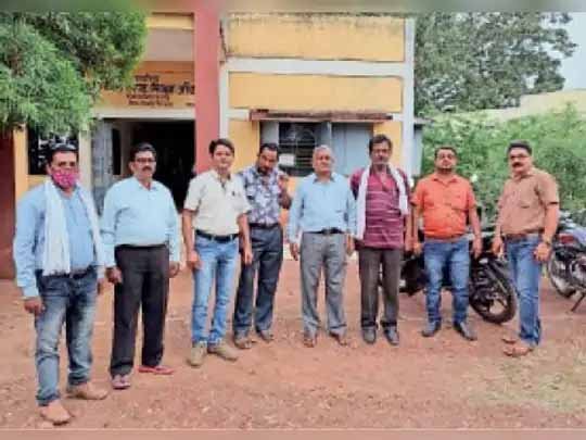 शिक्षक एलबी संवर्ग को सेवा पुस्तिका को देखने