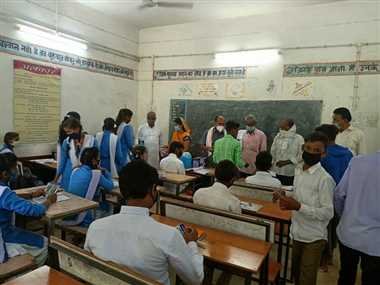 छात्रों के बीच बैठकर प्रमुख सचिव ने शिक्षकों की जांची योग्यता