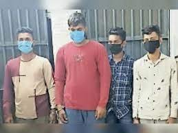 विवाद के बाद पांच आरोपियों ने तालाब किनारे ले जाकर युवक को चाकू से गोदा