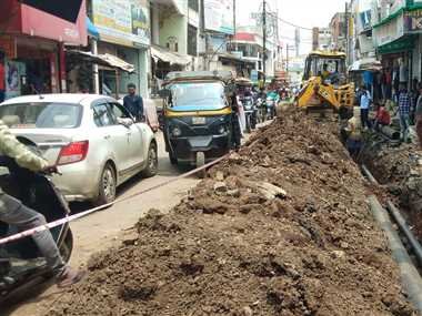 ‘अमृत’ का इंतजार, गड्ढों ने बढ़ाई मुसीबत