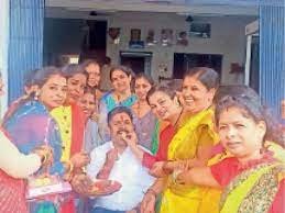 पुलिस जवानों की कलाइयों पर भाजपा महिला मोर्चा की बहनों ने राखी बांधी
