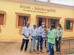 स्वास्थ्य केंद्र में समय पर नहीं पहुंच रहे हैं स्टाफ, जांच व दवा के लिए भटक रहे लोग