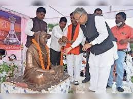ग्राम इंदावनी में पूर्व सीएम डॉ. सिंह ने मिनीमाता को किया श्रद्धा सुमन अर्पित