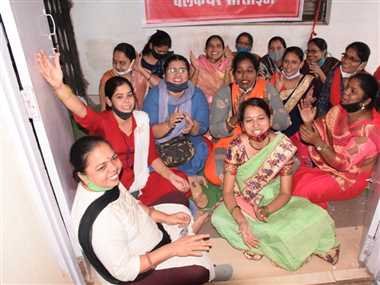 पानी, बिजली व सड़क की समस्याओं को लेकर हाउसिंग बोर्ड के लोगों ने किया प्रदर्शन
