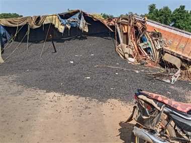दो ट्रक भिड़े, केबिन में घंटों फंसे रहे चालक-परिचालक