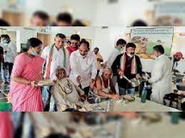 अल्पसंख्यक आयोग सदस्य ने वृद्धाश्रम में कराया भोज