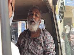 पिस्तौल लहराते हुए दिनदहाड़े 2 लुटेरे घुसे थे, कर्मचारियों ने हिम्मत दिखाते हुए एक को दबोचा; दूसरा भागा