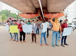 भाजपा ने मानव चक्र बनाकर किया प्रदर्शन