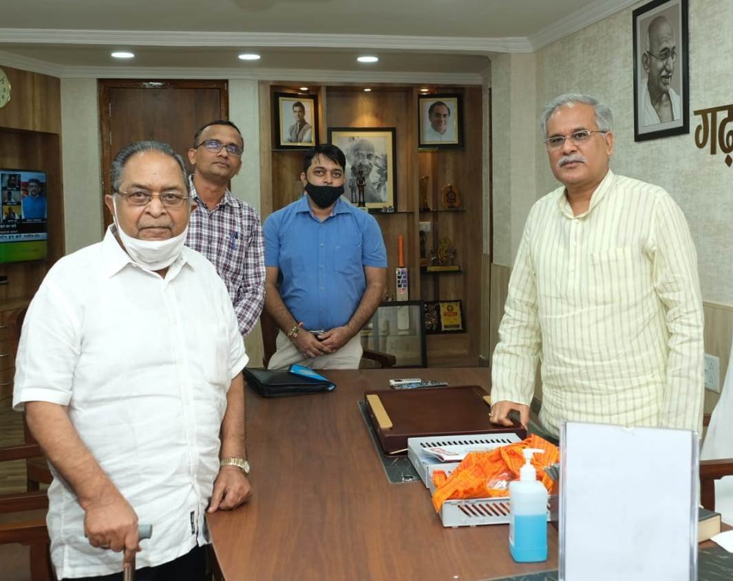 मुख्यमंत्री श्री बघेल से प्रथम छत्तीसगढ़ी फिल्म के निर्माता श्री नायक ने की सौजन्य मुलाकात